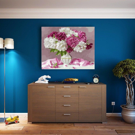 Weiße und rosa Pfingstrosen, die nach Zahlen malen