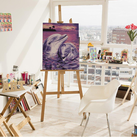 Ein Paar Delfine, die nach Zahlen malen