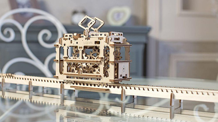 Straßenbahn auf Schienen. Mechanisches Modell zum Zusammenklappen