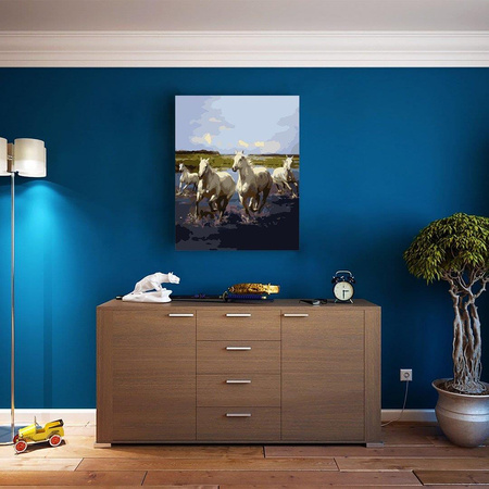 Laufende weiße Pferde, die nach Zahlen malen