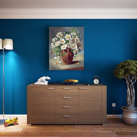 Weiße Blumen in einem Krug. Malen nach Zahlen