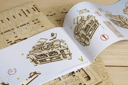 Straßenbahn auf Schienen. Mechanisches Modell zum Zusammenklappen