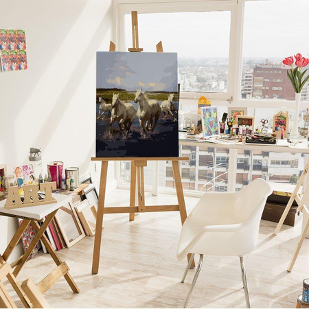 Laufende weiße Pferde, die nach Zahlen malen